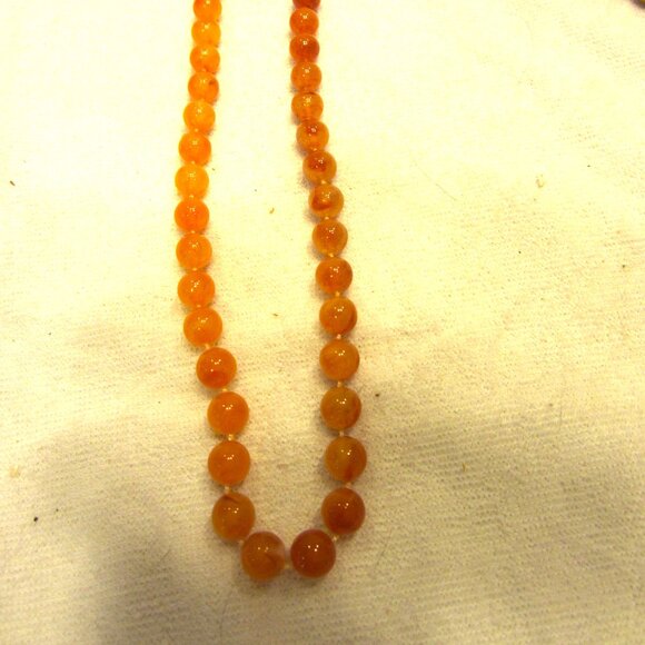 UNIQUE VTG AMBER GRADUATED BEADED NECKLACE, SWIRLED COLOR BEADS - Picture 2 of 4